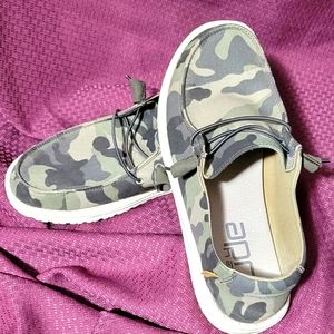 Size 9 wendy camo hey dudes